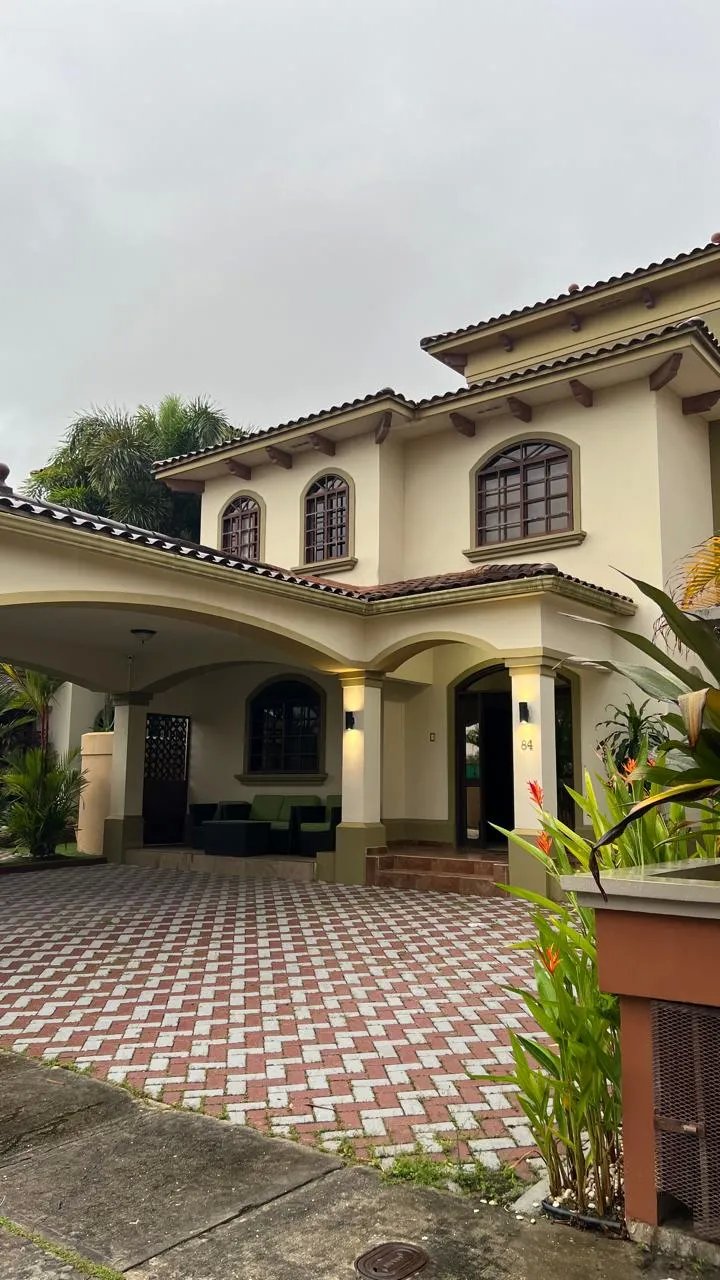 Venta de casa de 2 niveles en el doral, costa sur
