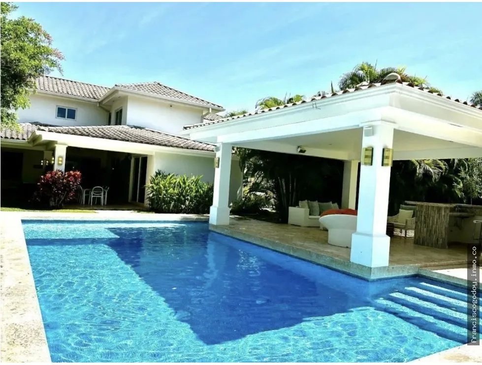 Alquiler de casa con piscina en bijao