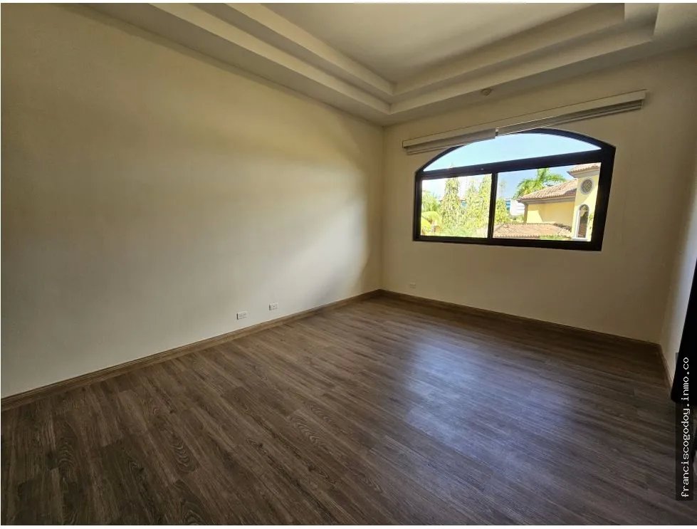 Casa en venta en urbanización antigua, costa del este