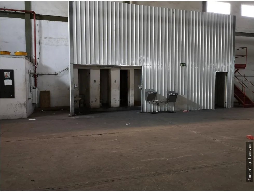 Aquilo galera bodega 4600m2 en milla 8 fgb