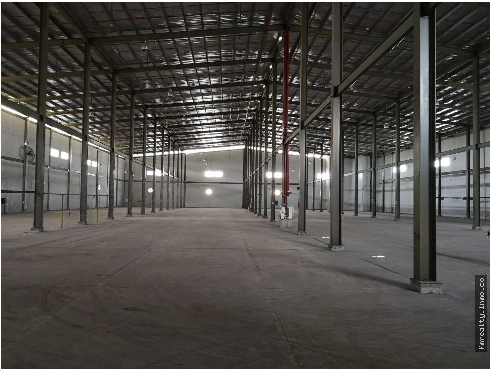 Aquilo galera bodega 4600m2 en milla 8 fgb