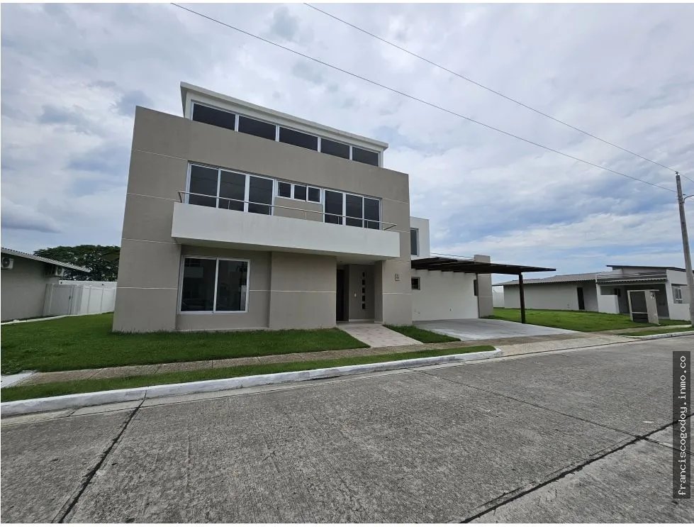 Venta de casa en villa sur, costa sur
