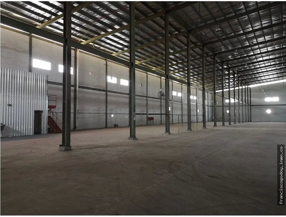 Aquilo galera bodega 4600m2 en milla 8 fgb