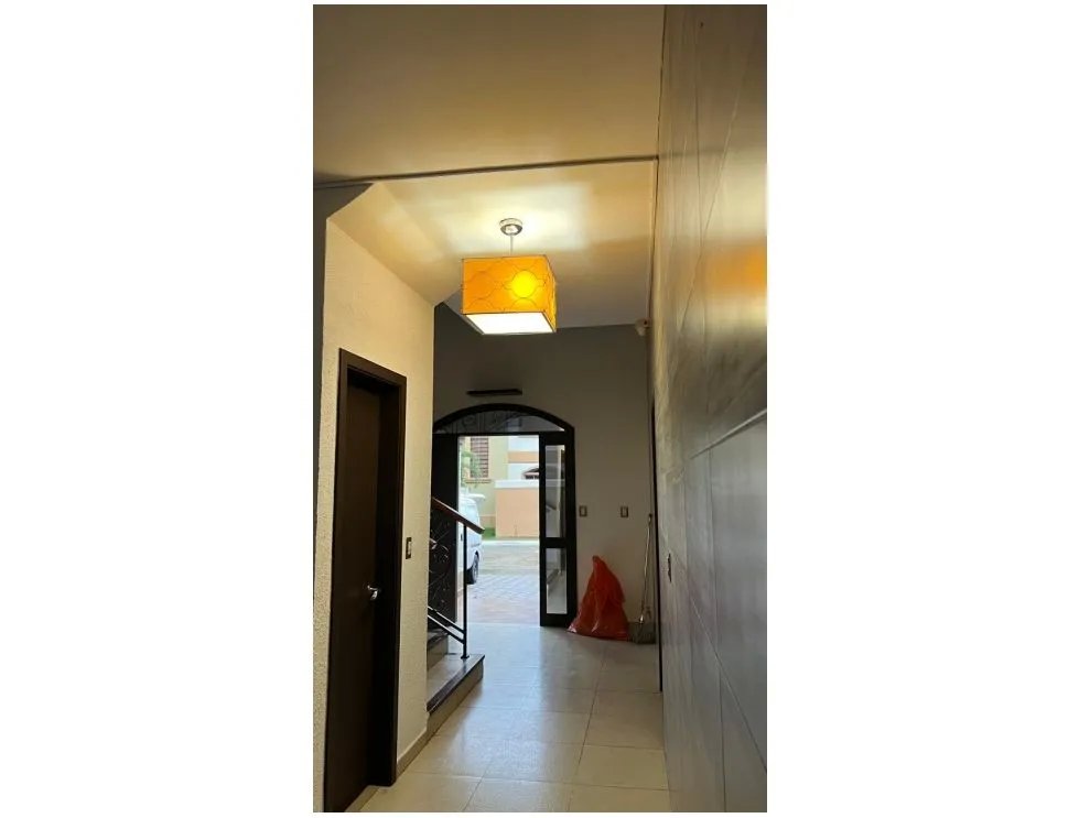 Venta de casa de 2 niveles en el doral, costa sur