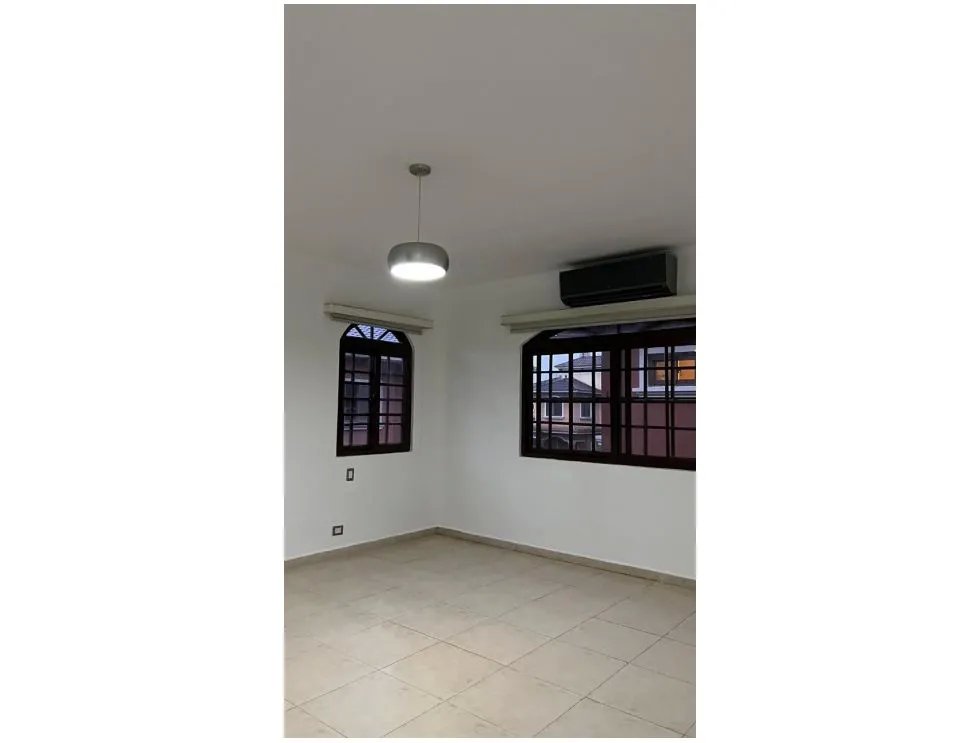 Venta de casa de 2 niveles en el doral, costa sur