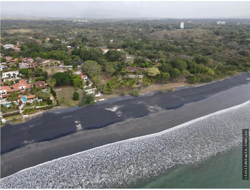 Se vende casa frente al mar en costa esmeralda, san carlos