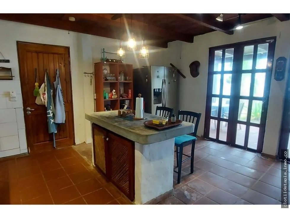 Se vende casa frente al mar, colón, viento frío