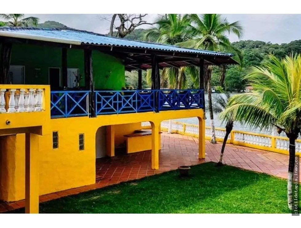 Se vende casa frente al mar en portobelo, colón