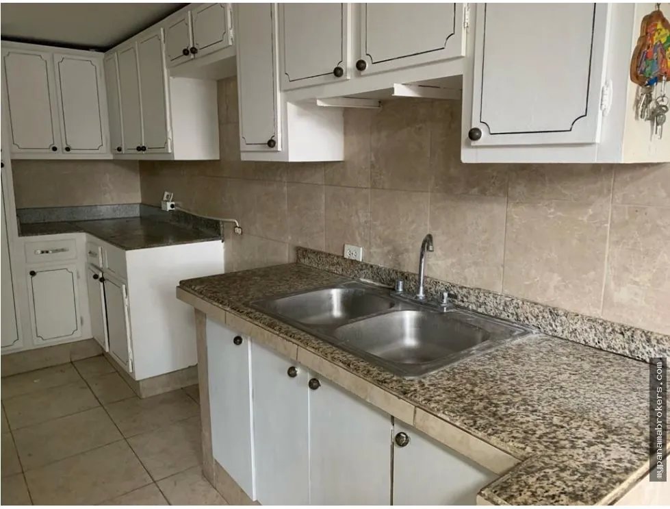 Venta de casa vacia de dos plantas en los angeles, bethania, panama