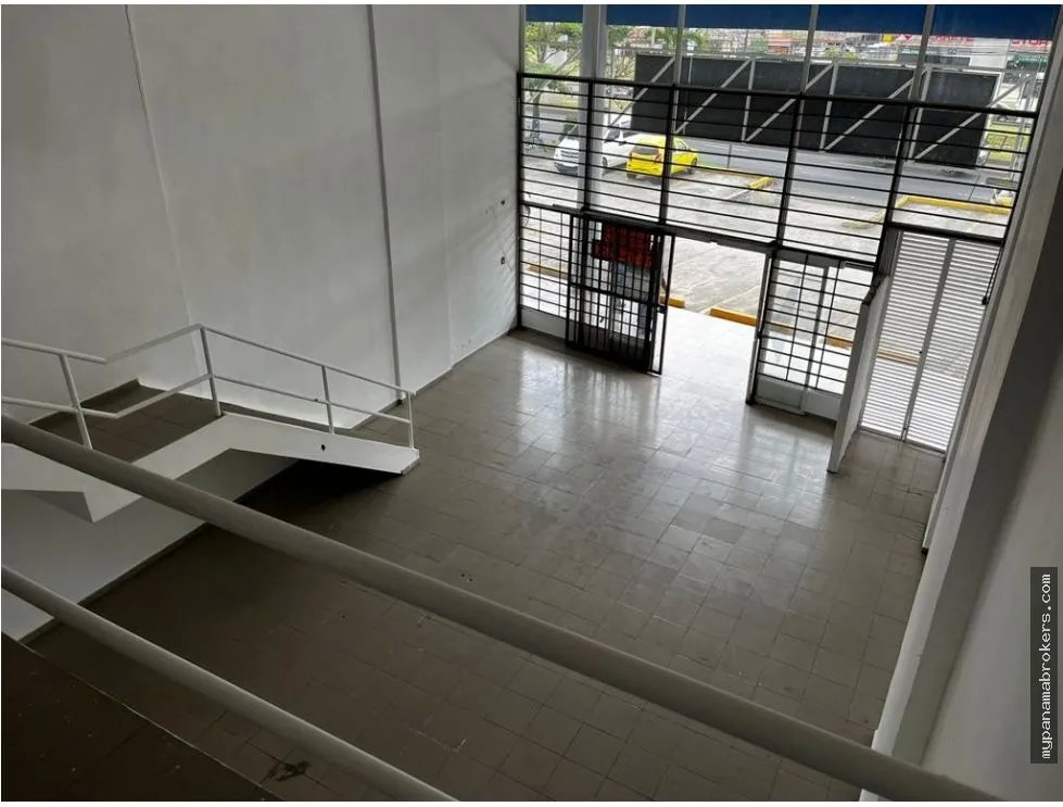 Alquiler de local comercial en plaza mystic hills, el crisol