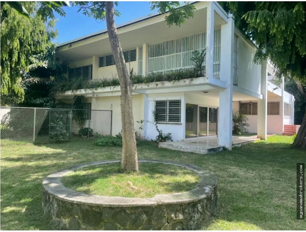 Venta de casa de esquina con terreno en obarrio, panamá