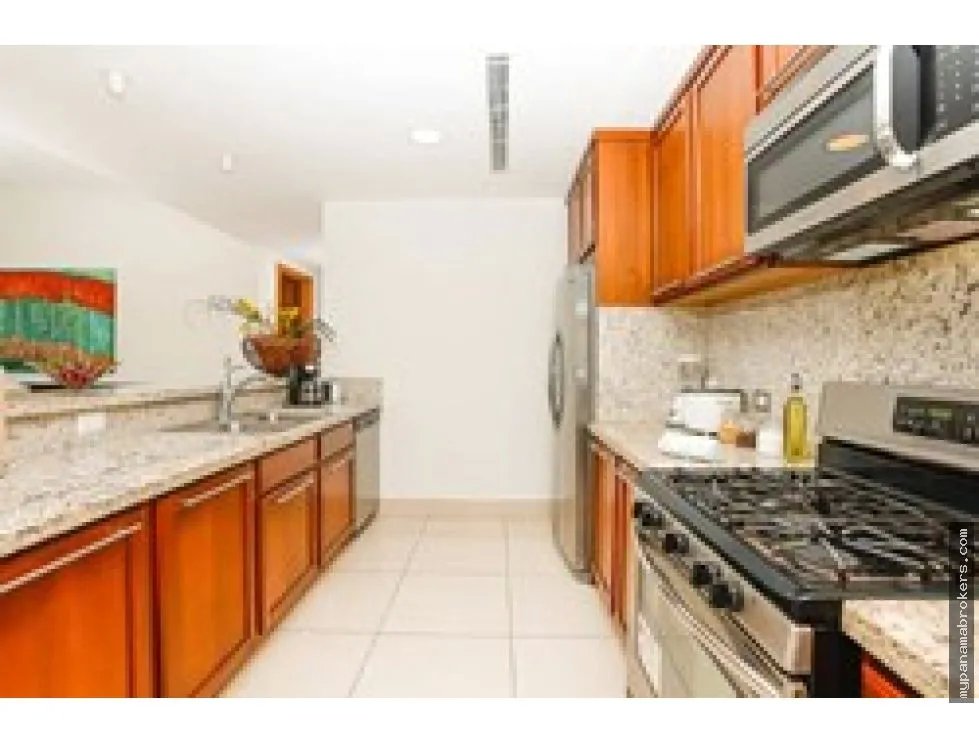 Venta de apartamento vacío en ph altamar, casamar, san carlos