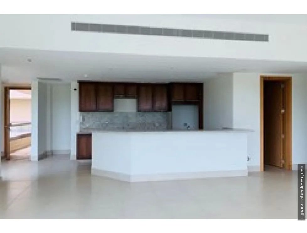 Venta de apartamento vacío en ph altamar, casamar, san carlos
