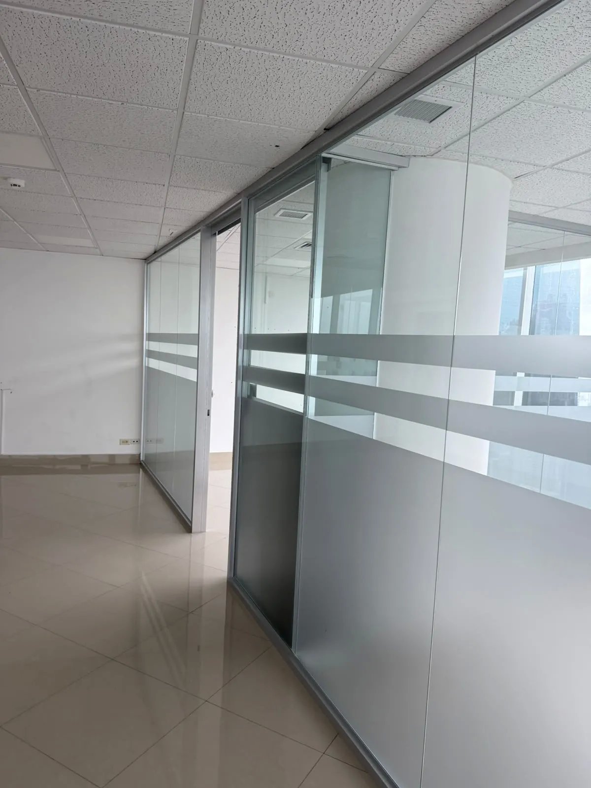 Oficina en alquiler en f&f tower panamá con vista panorámica en calle 50