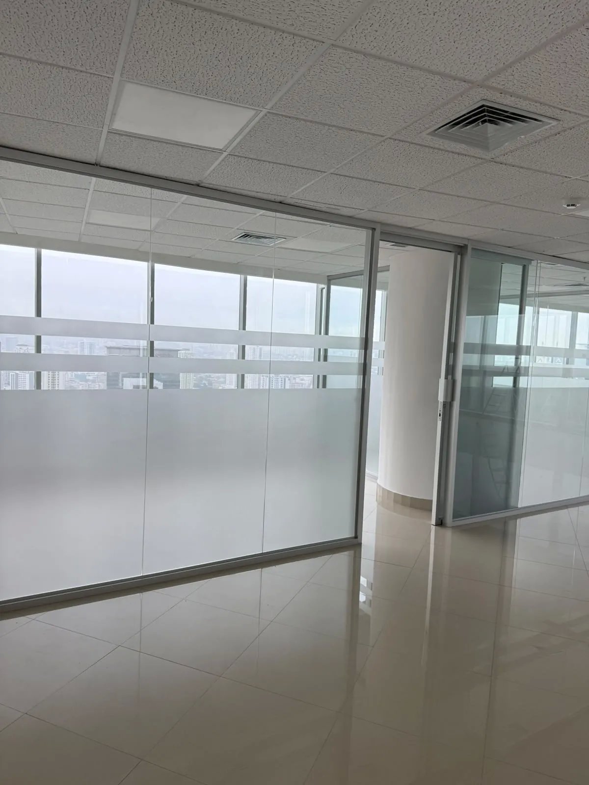 Oficina en alquiler en f&f tower panamá con vista panorámica en calle 50