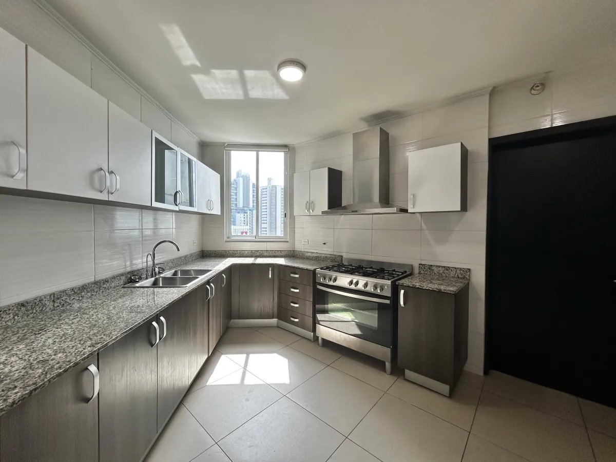 Alquiler de Apartamento Amoblado de 205m² en PH Country Club, Costa del Este