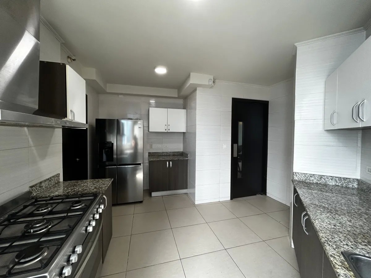 Alquiler de Apartamento Amoblado de 205m² en PH Country Club, Costa del Este