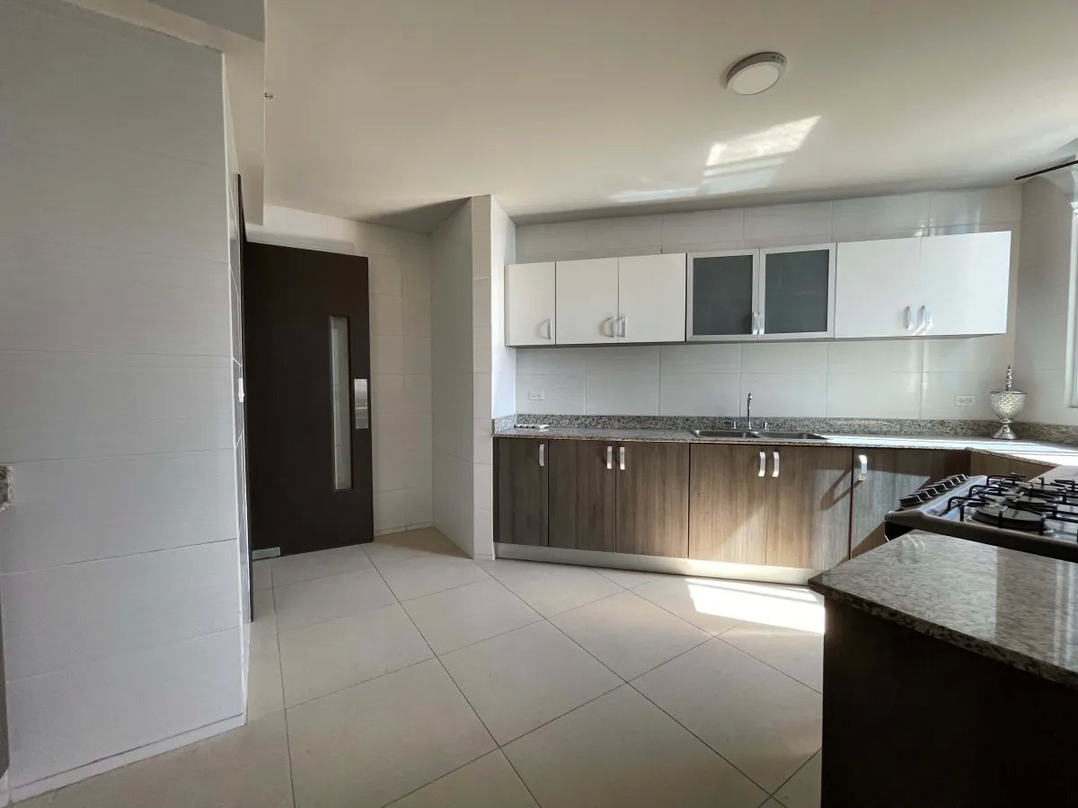 Alquiler de Apartamento Amoblado de 205m² en PH Country Club, Costa del Este