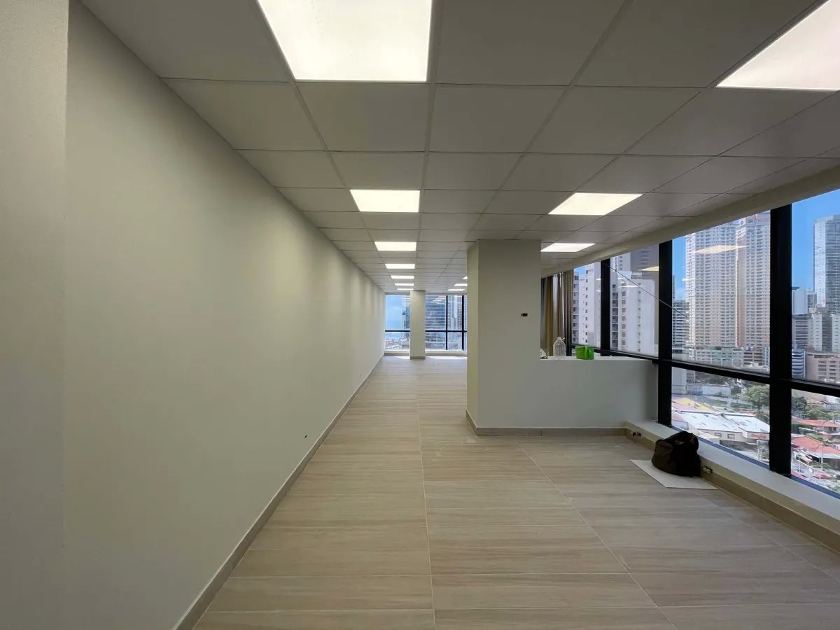 Oficina Amoblada de 175m² en Plaza Banco General, Calle 50  ¡Con Luz y Mantenimiento!