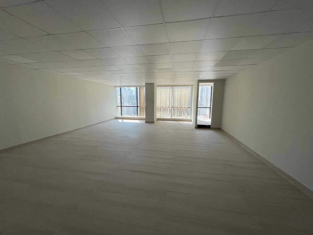 Oficina Amoblada de 175m² en Plaza Banco General, Calle 50  ¡Con Luz y Mantenimiento!