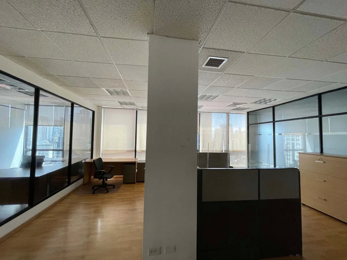 Oficina Amoblada de 175m² en Plaza Banco General, Calle 50  ¡Con Luz y Mantenimiento!