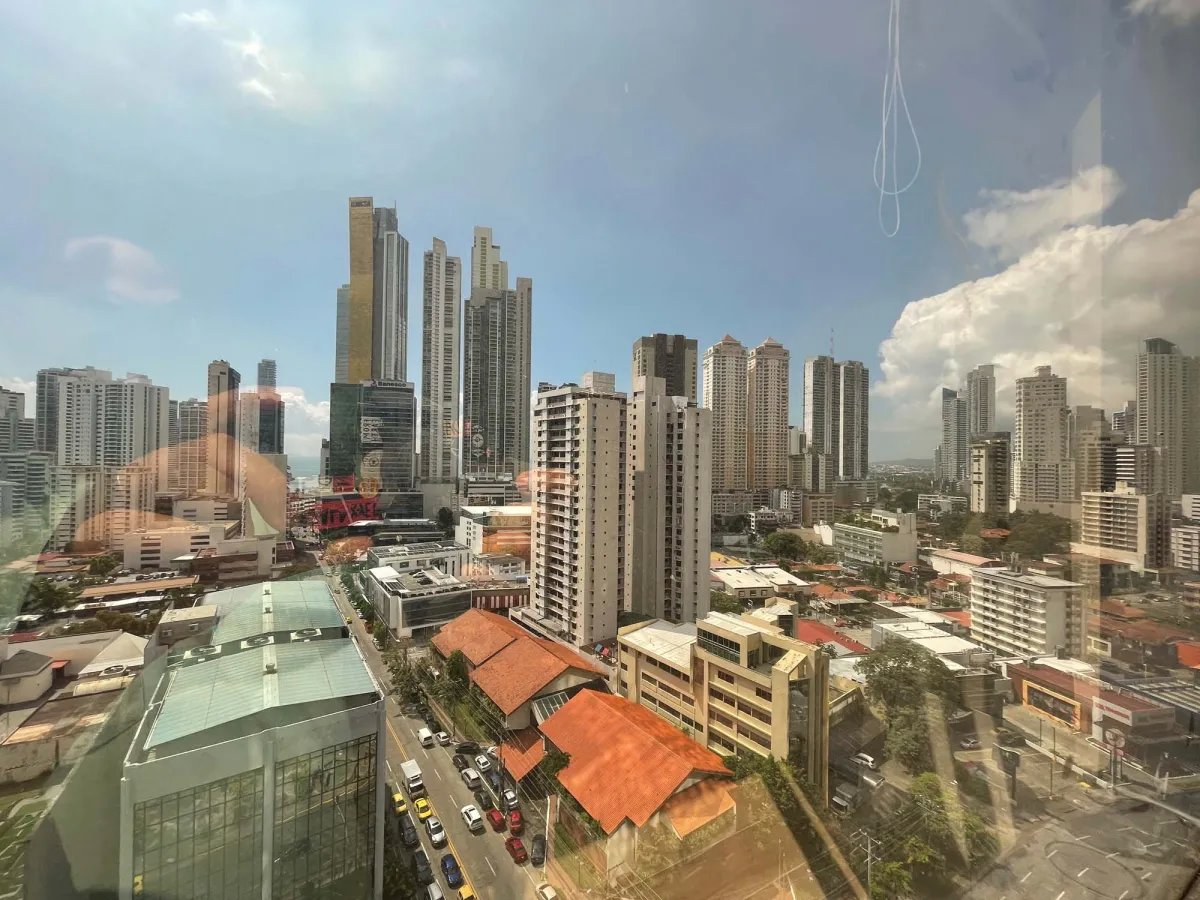 Oficina Amoblada de 175m² en Plaza Banco General, Calle 50  ¡Con Luz y Mantenimiento!