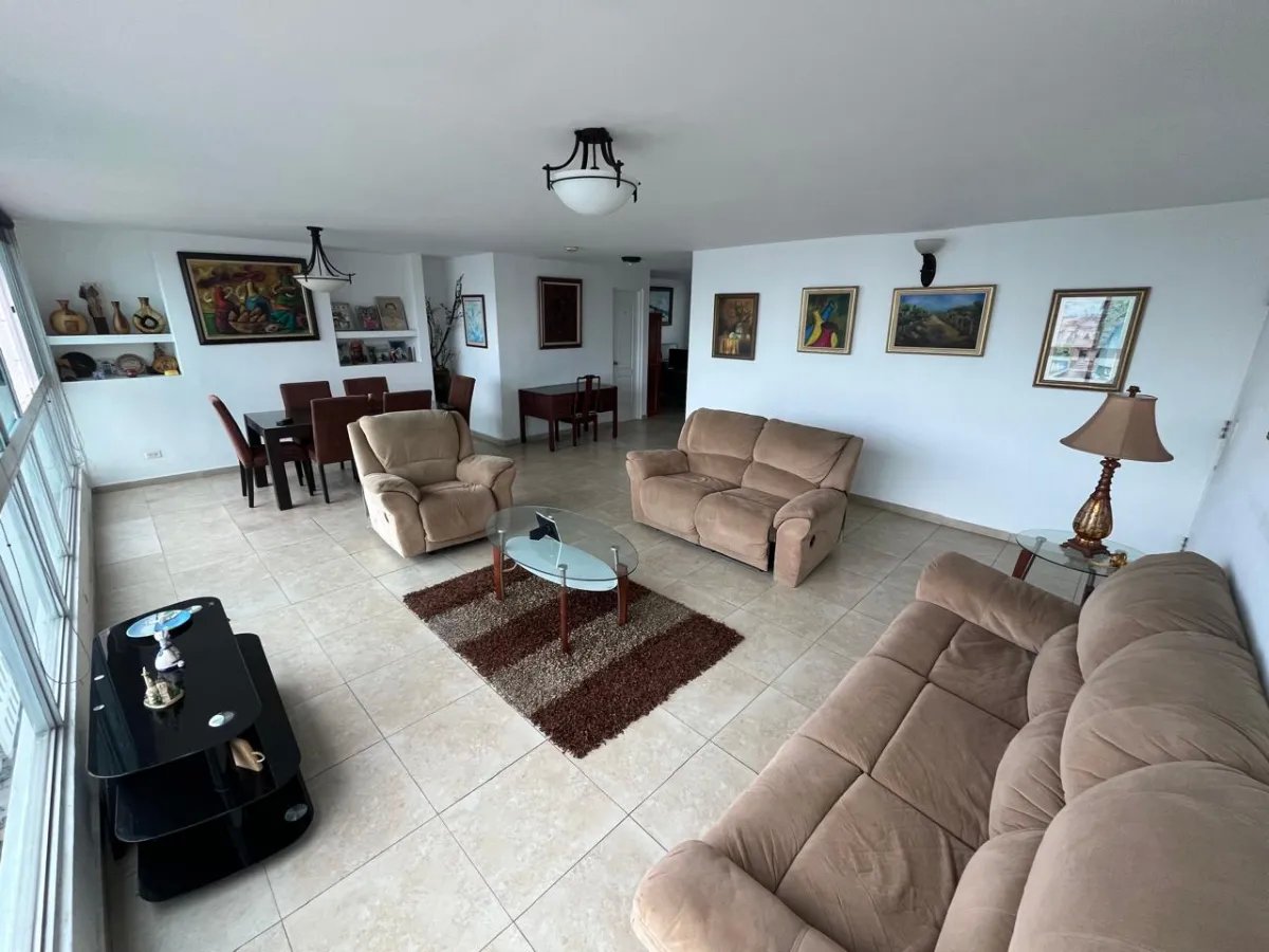 Espacioso Apartamento de 3 Recámaras con Vista al Mar