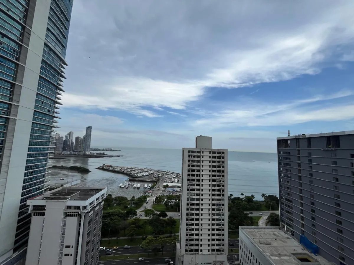 Espacioso Apartamento de 3 Recámaras con Vista al Mar