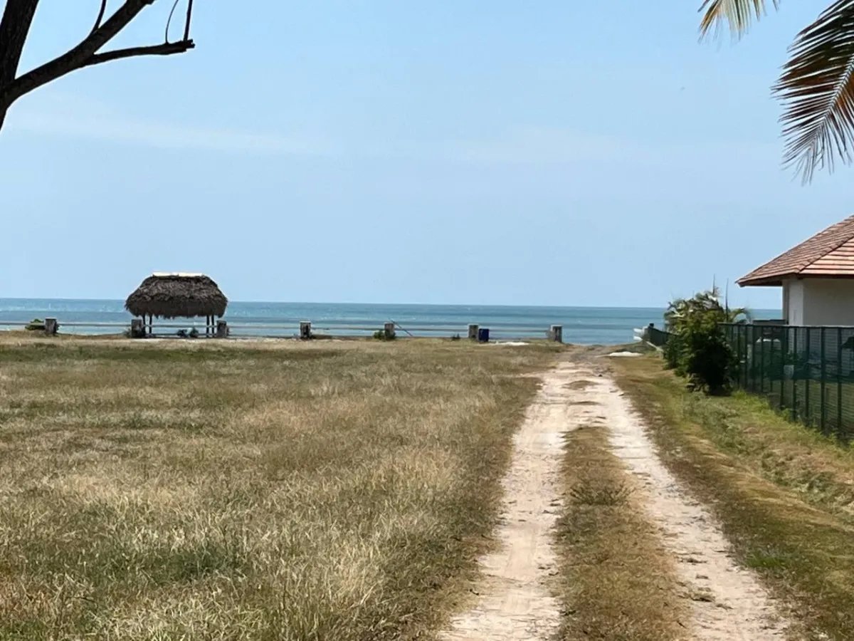 Oportunidad Única en la Riviera Pacífica: Terreno Estratégico a Minuto...