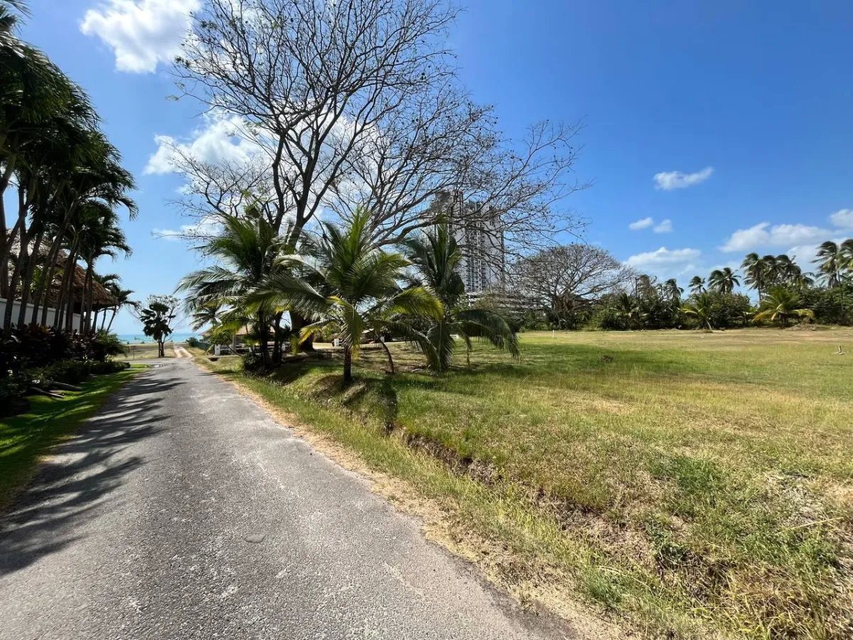 Oportunidad Única en la Riviera Pacífica: Terreno Estratégico a Minutos del Mar con Alto Potencial de Desarrollo