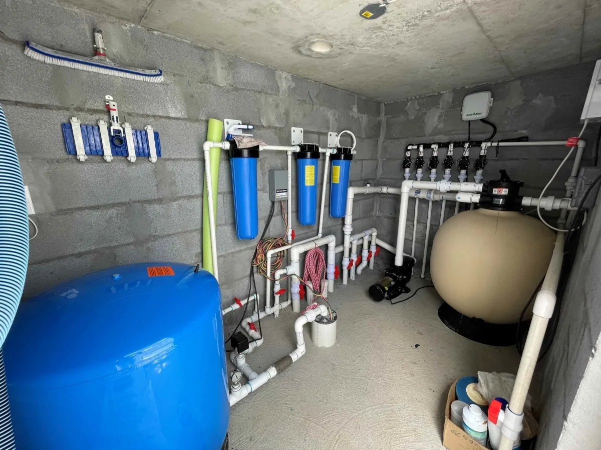 Casa unfamiliar de 2 habitaciones, estilo europeo, con piscina y acabados de primera línea.