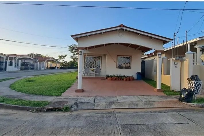 House for rent with white appliances in Verde Real, La Chorrera