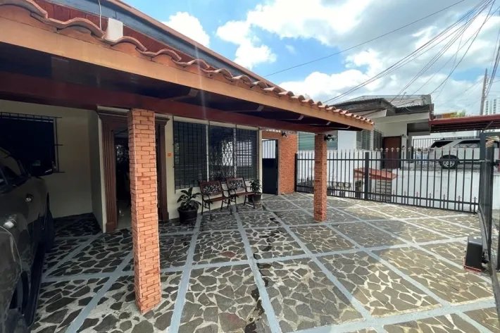 Venta de casa con dos residencias independientes en Betania, Panamá
