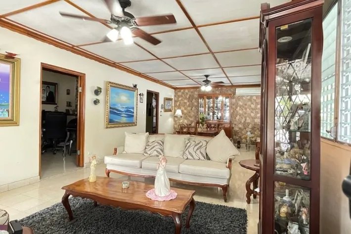 House for sale with two independent residences at Betania, Panama