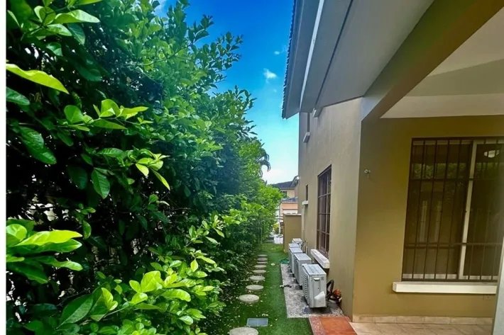 House for sale in Embassy Gardens, Clayton