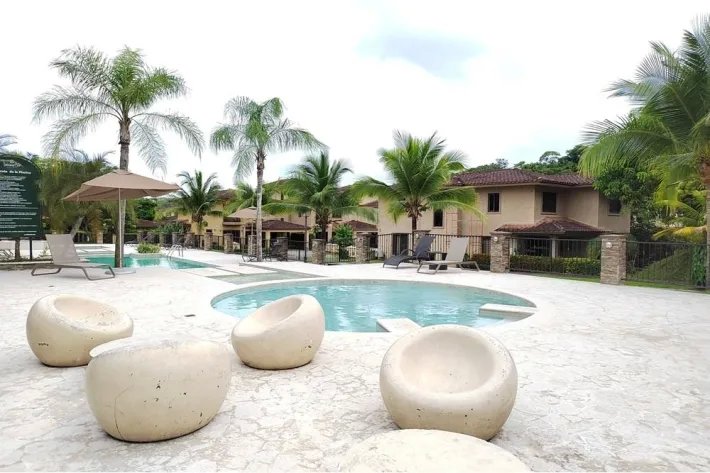 Venta de Town Home en Embassy Club, Clayton