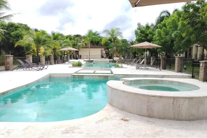 Venta de Town Home en Embassy Club, Clayton