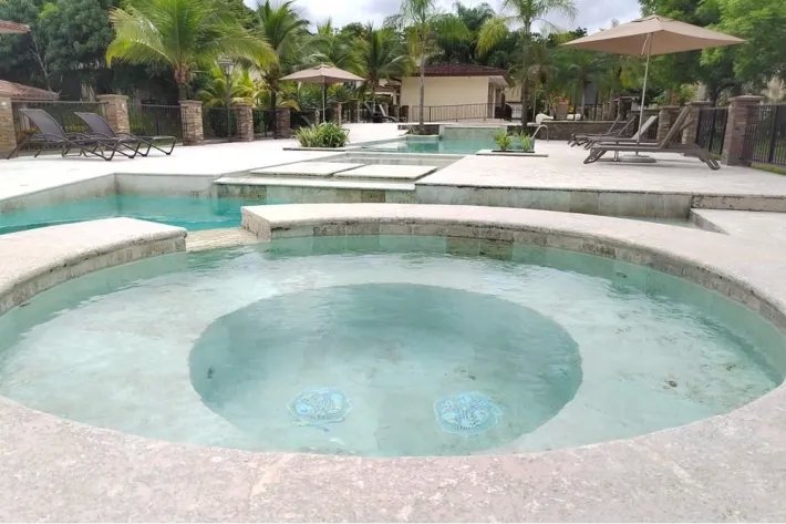 Venta de Town Home en Embassy Club, Clayton