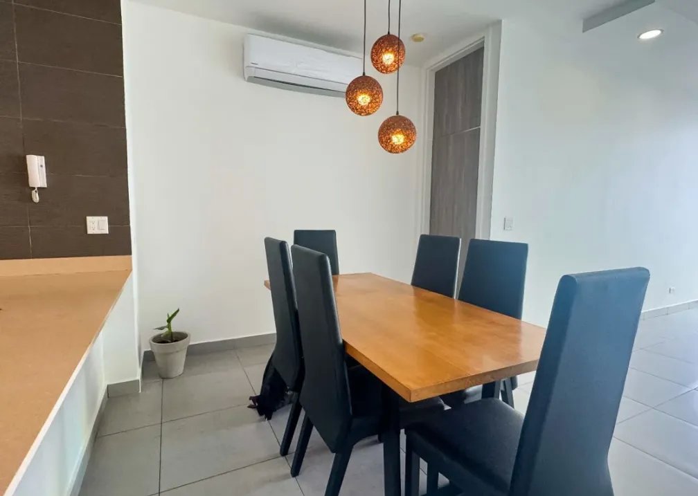 Apartment For Rent in Avenida Balboa