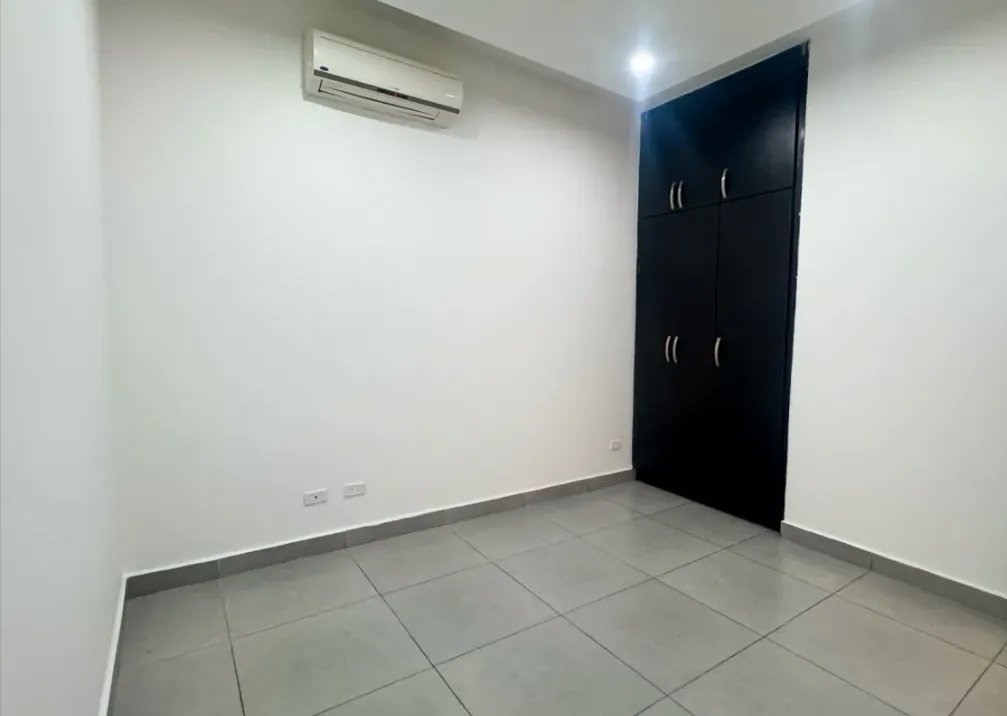 Apartment For Rent in Avenida Balboa