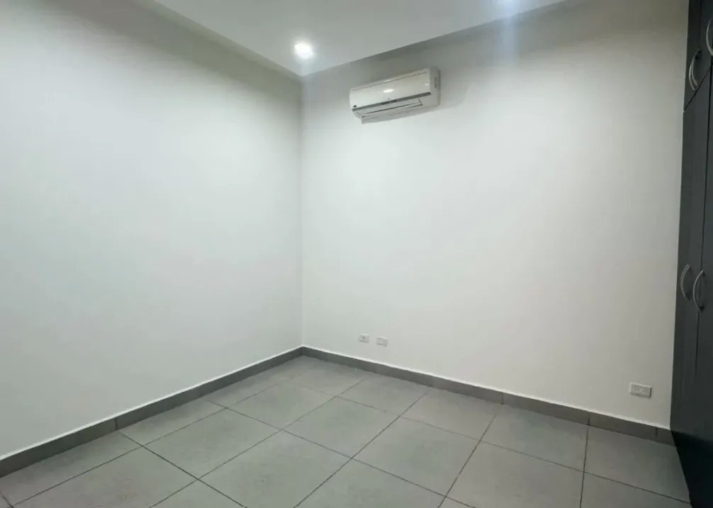 Apartment For Rent in Avenida Balboa
