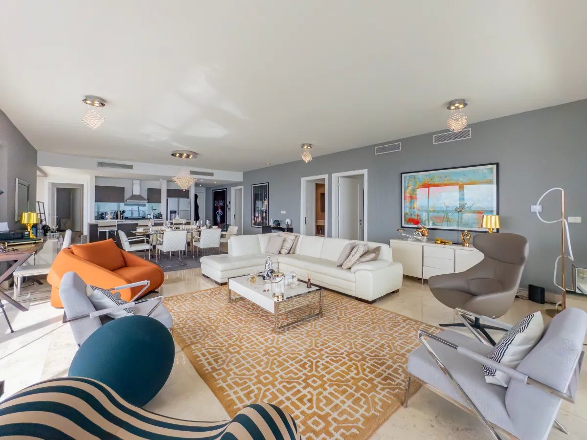 Apartment For Sale in Avenida Balboa
