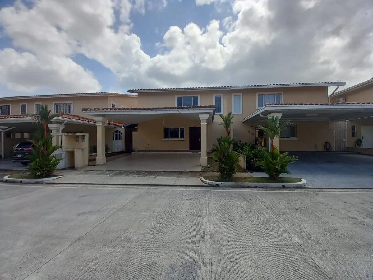 Single Family Detached For Sale in  Villa Lucre