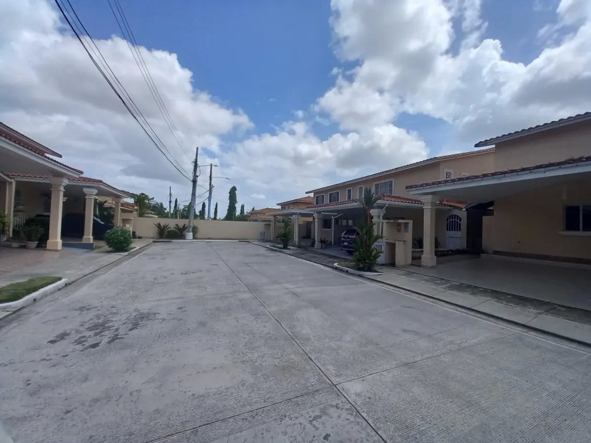 Single Family Detached For Sale in  Villa Lucre