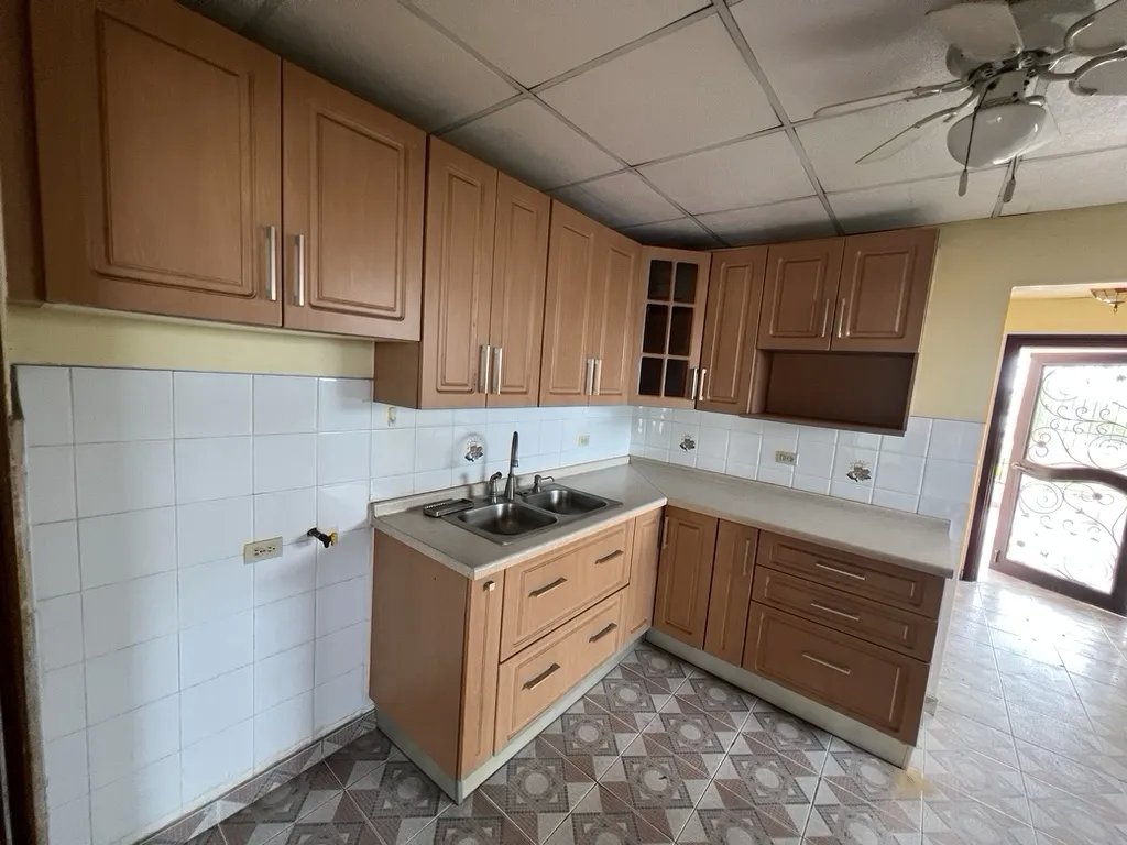 Multi-Family For Sale in Calle 75D Oeste
