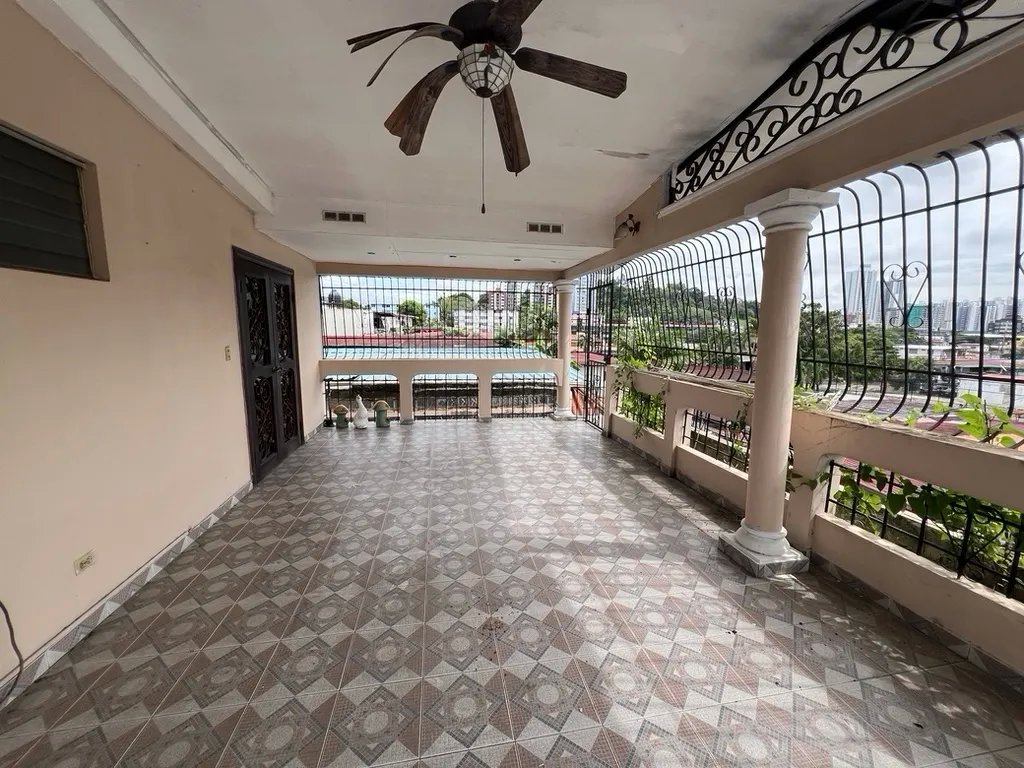 Multi-Family For Sale in Calle 75D Oeste