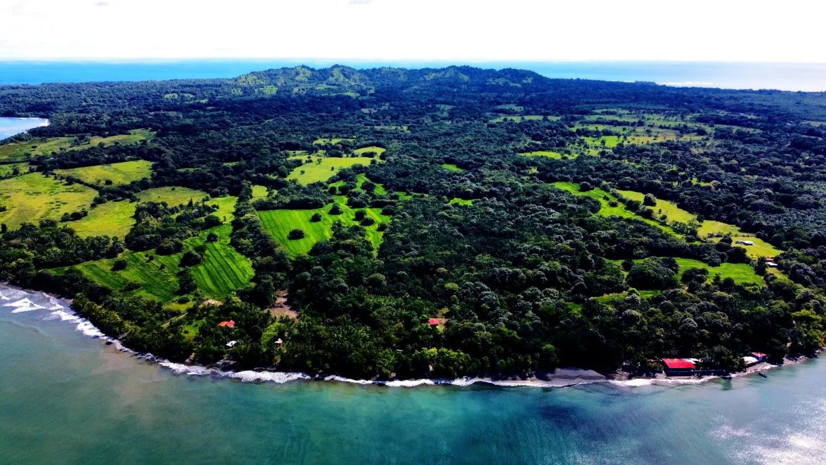 Terreno en Venta en Limones, Puerto Armuelles, Chiriquí, Panamá | Oportunidad para Desarrollo de Uso Mixto