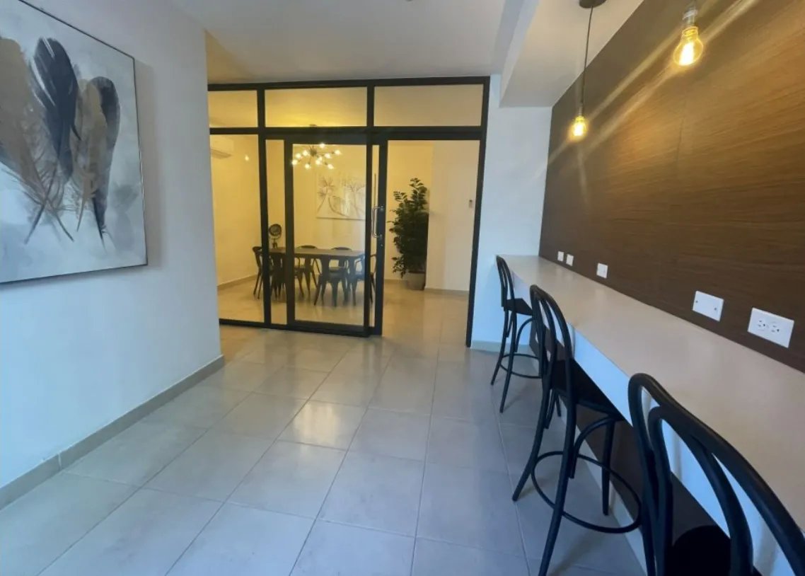 Apartment For Rent in Vía España