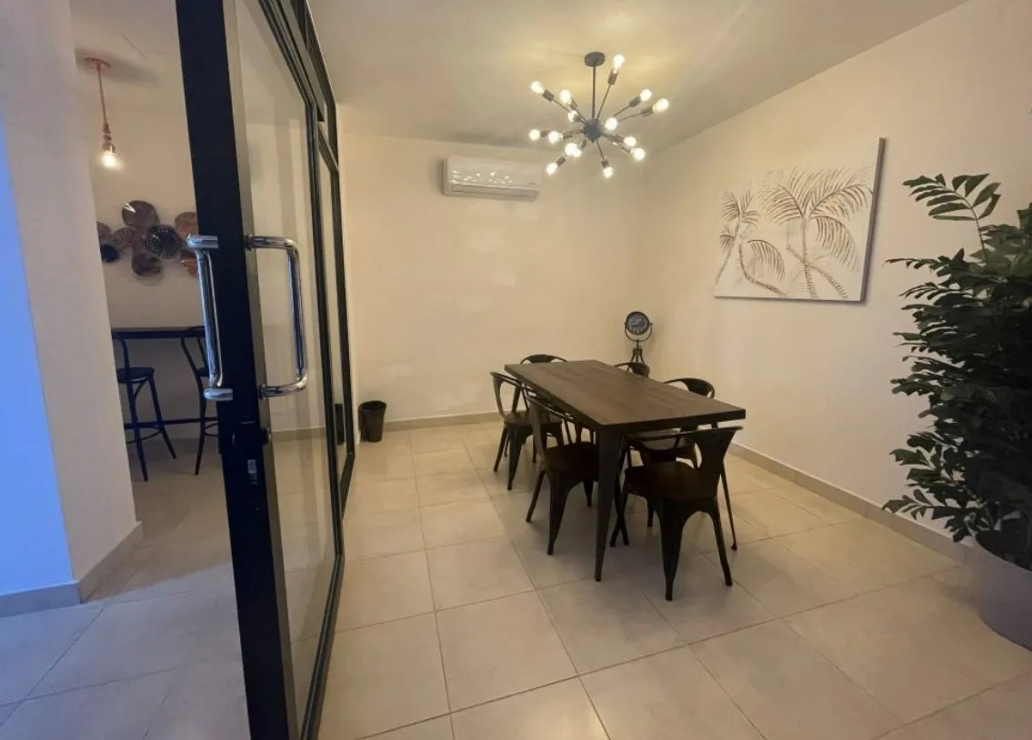 Apartment For Rent in Vía España