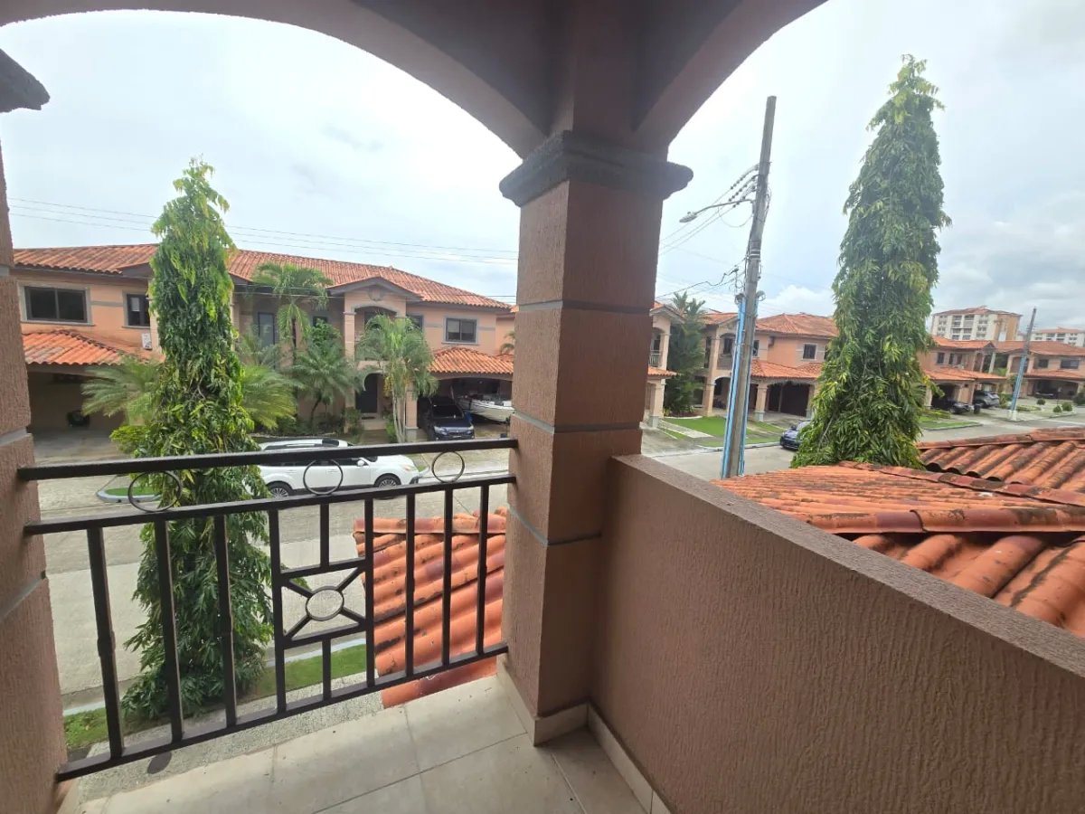 Duplex For Sale in Versalles